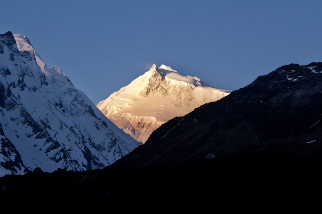 Manaslu the morning of our pass crossing